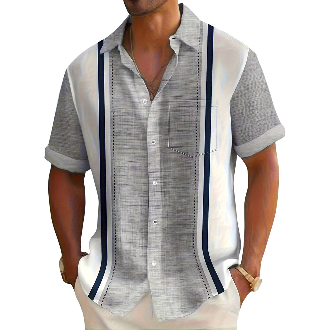 Moda uomo estiva: camicia resort a righe per vacanze, con colletto aperto e bottoni, stile rilassato e casual chic.