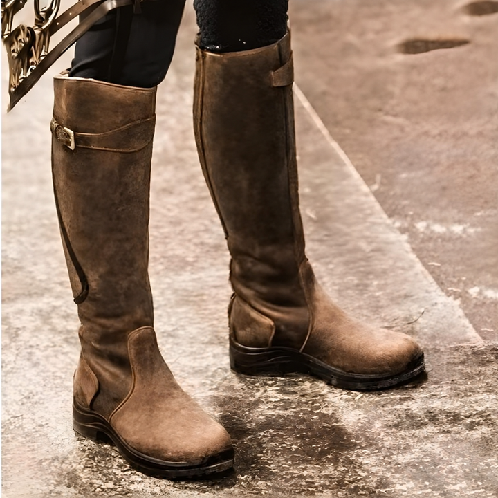 Stivali country da donna con gambale alto, fibbia elegante e suola robusta scolpita. Perfezionano ogni outfit.