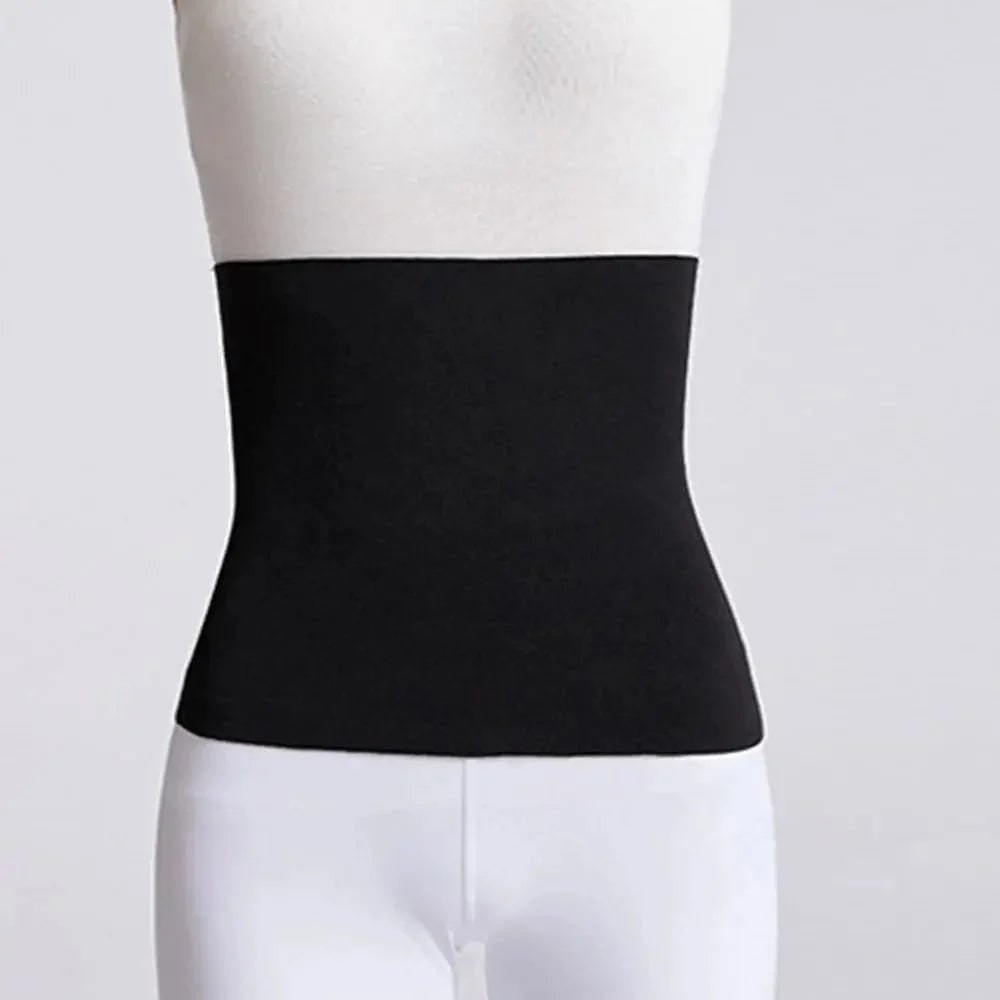 Persona che indossa la fascia lombare scaldareni. Mostra il supporto ergonomico alla schiena e il comfort unisex.