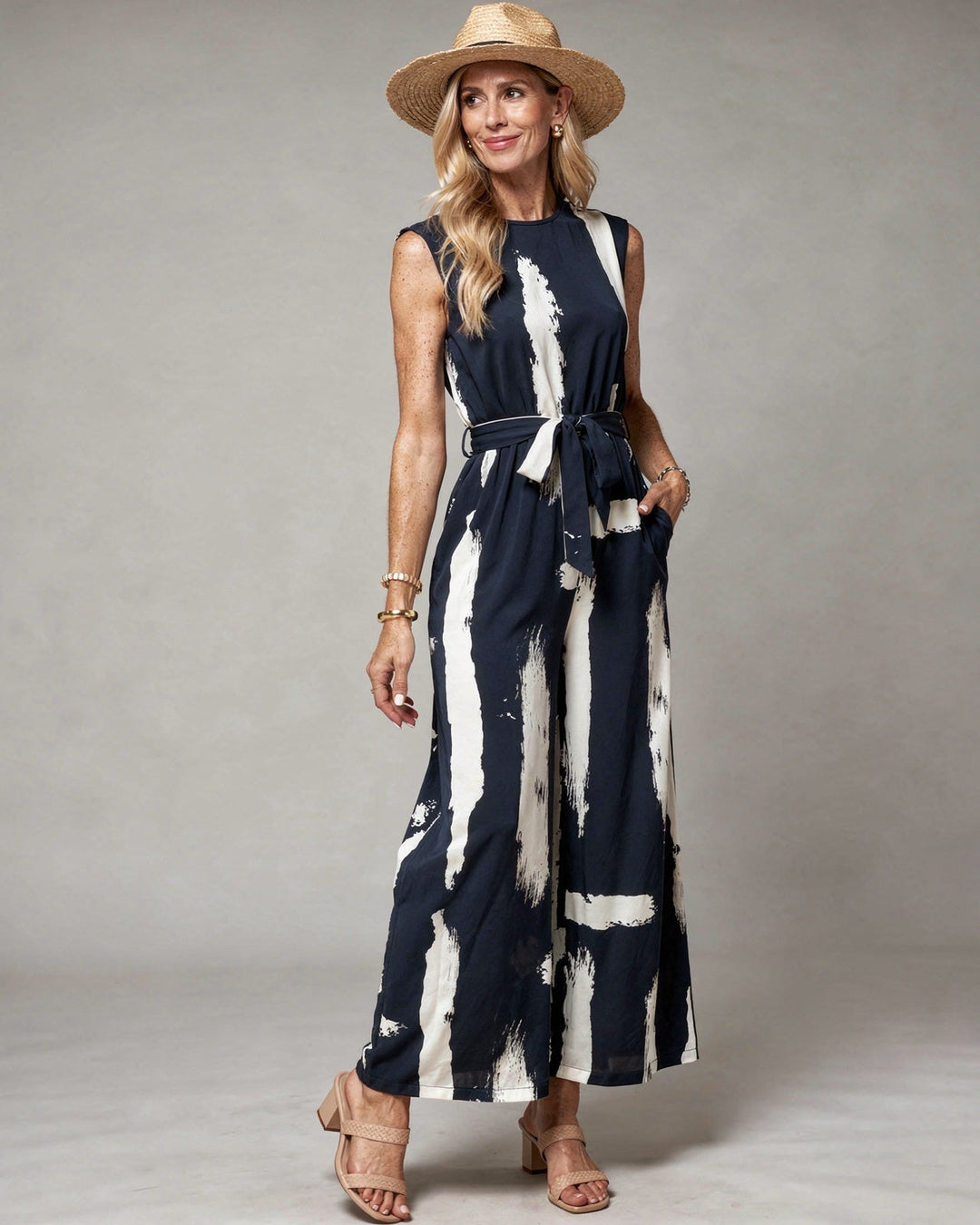 Tuta donna blu navy senza maniche a gamba larga. Jumpsuit estiva elegante e comoda per un look chic versatile.