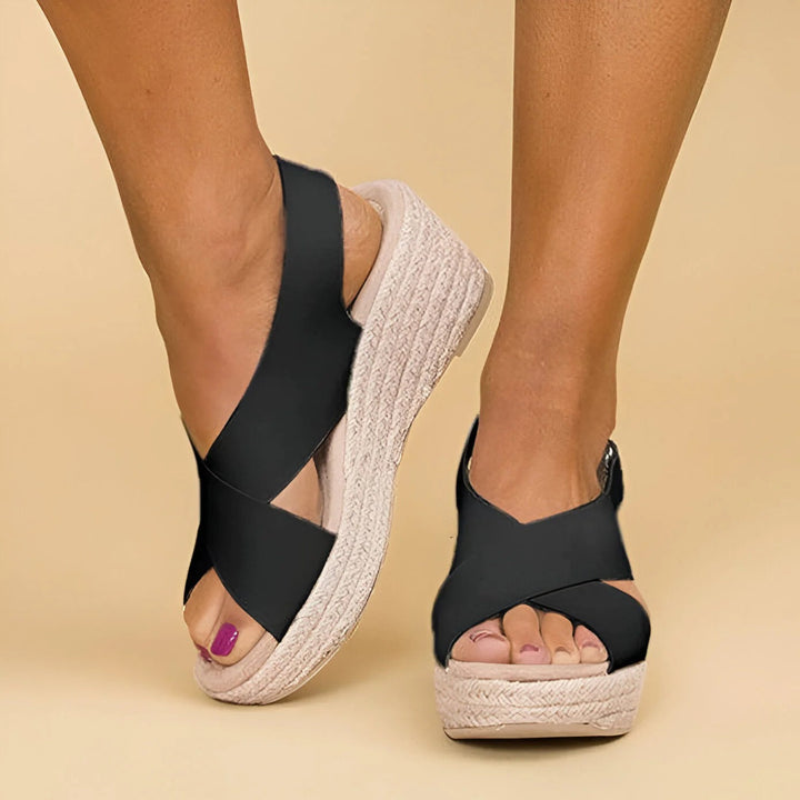 Comodi sandali neri con zeppa da donna, scarpe estive perfette per ogni occasione.