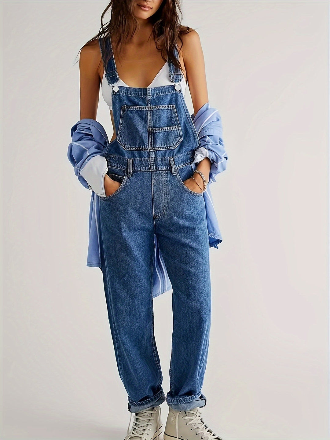 Salopette lunga in denim per donna, comoda e alla moda, perfetta per ogni occasione casual.