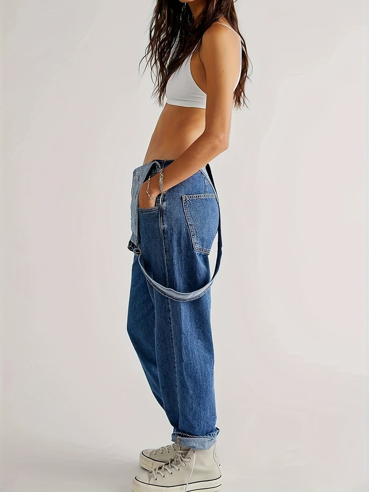 Salopette donna in denim, mix perfetto di eleganza e stile casual per un outfit versatile.