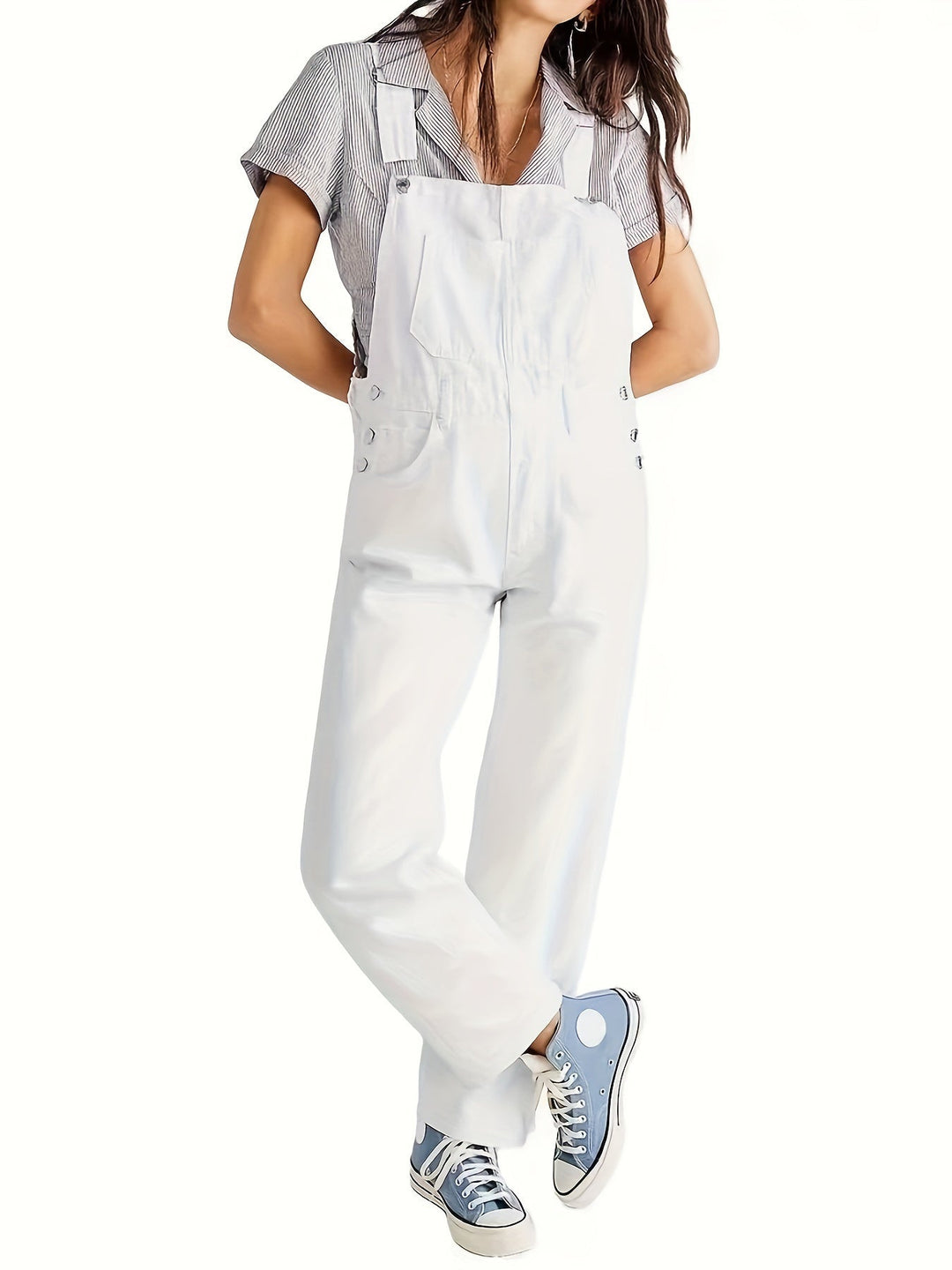 Moda donna: salopette denim elegante, un capo versatile per abbigliamento casual e di tendenza.