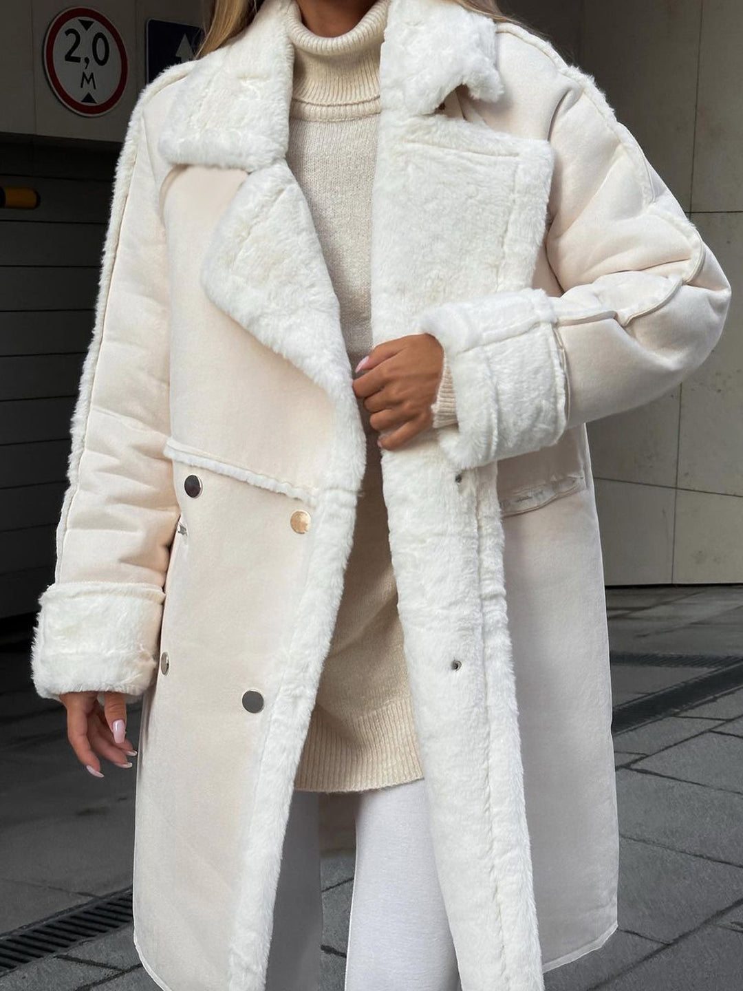 Elegante cappotto lungo da donna grigio. Perfetto per l'abbigliamento invernale caldo e alla moda.