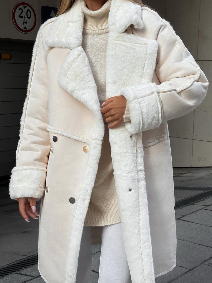 Elegante cappotto lungo da donna grigio. Perfetto per l'abbigliamento invernale caldo e alla moda.