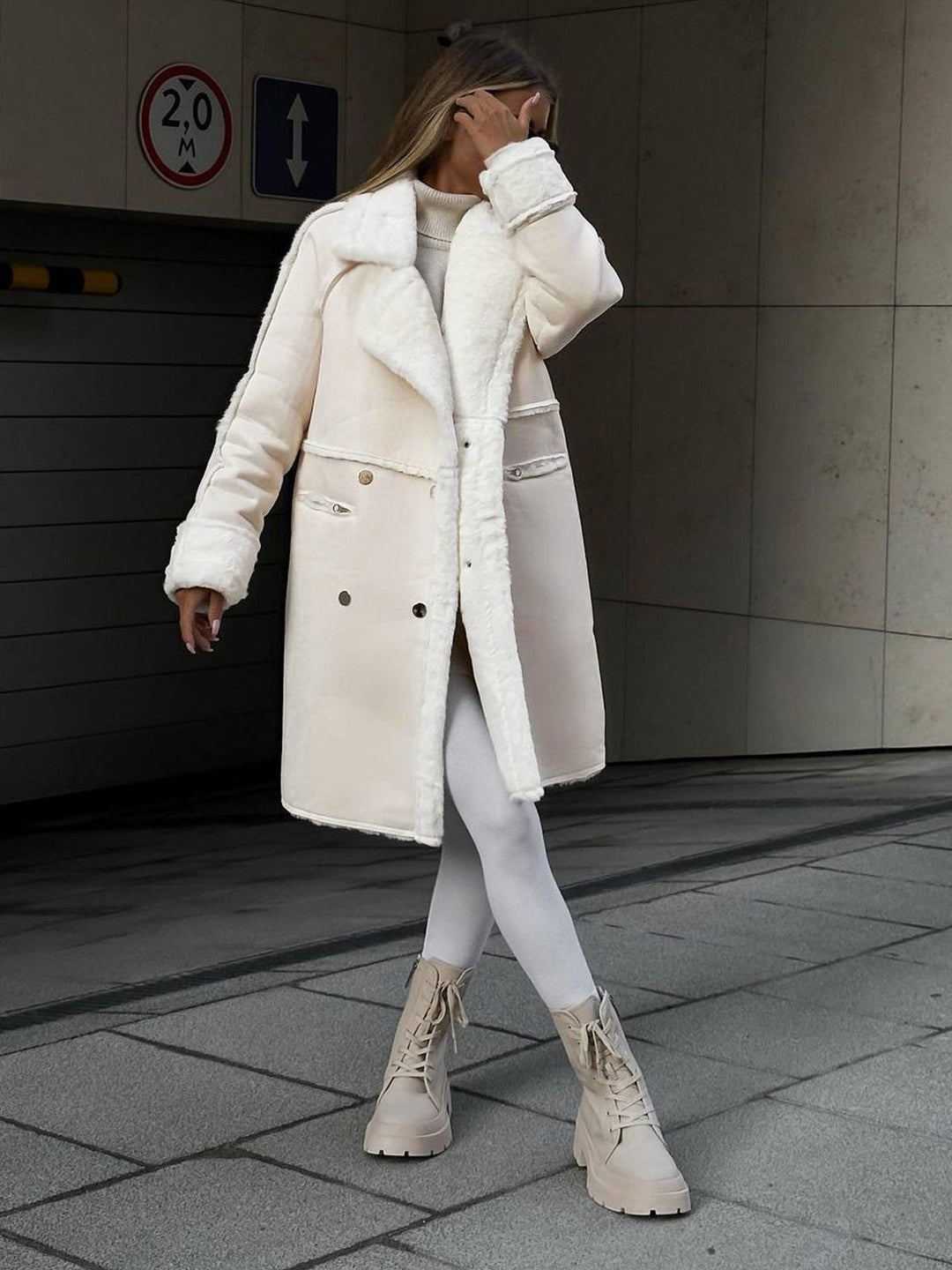 Cappotto invernale lungo da donna beige. Caldo, elegante e versatile per un look chic.