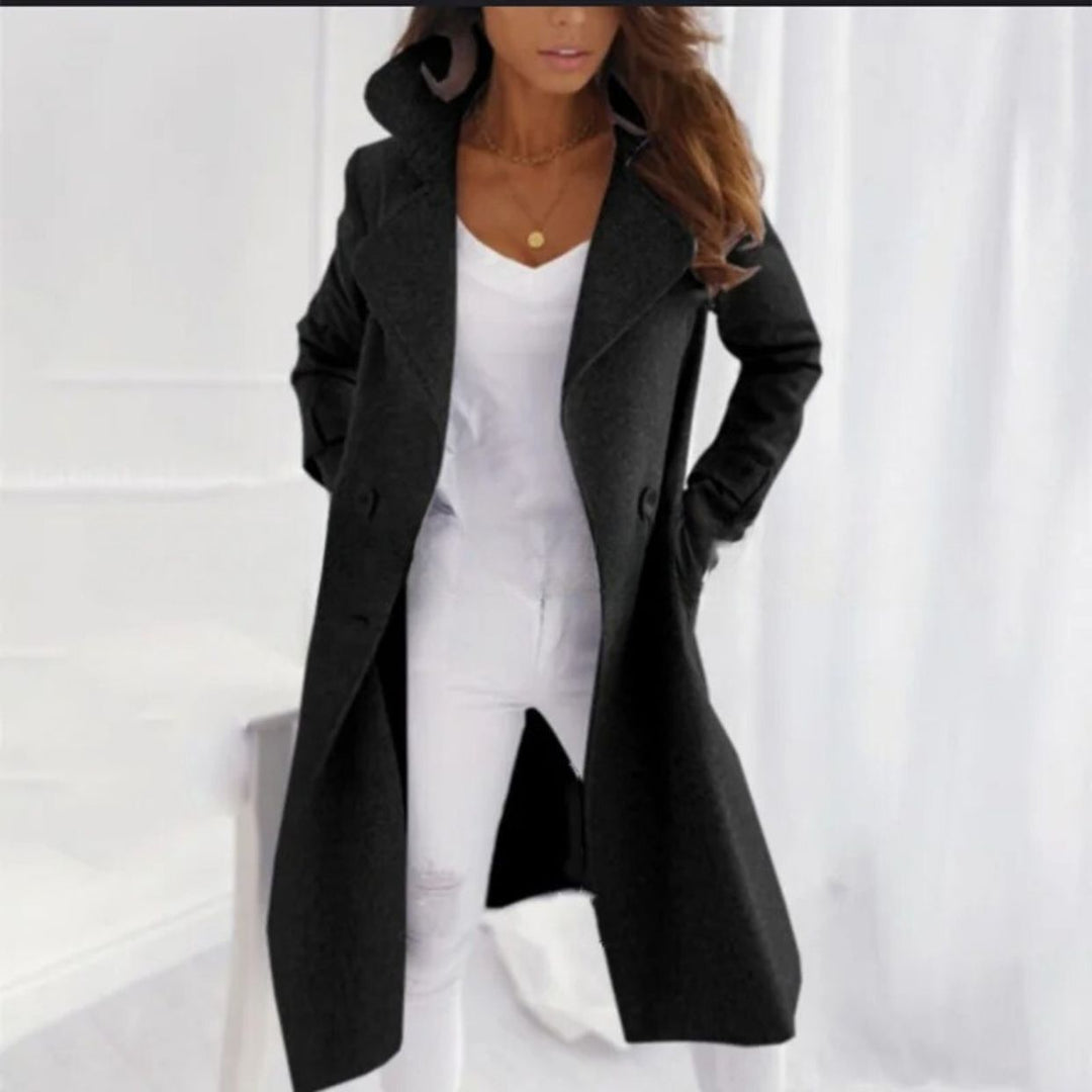 Caldo cappotto invernale lungo da donna grigio, elegante e versatile per ogni outfit classico.