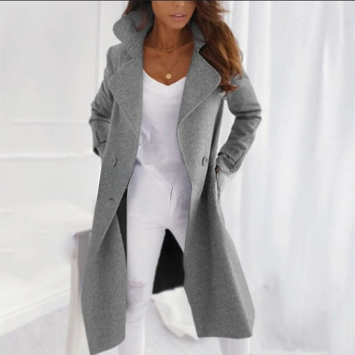 Cappotto lungo elegante da donna con colletto rovesciato, perfetto per stile invernale.