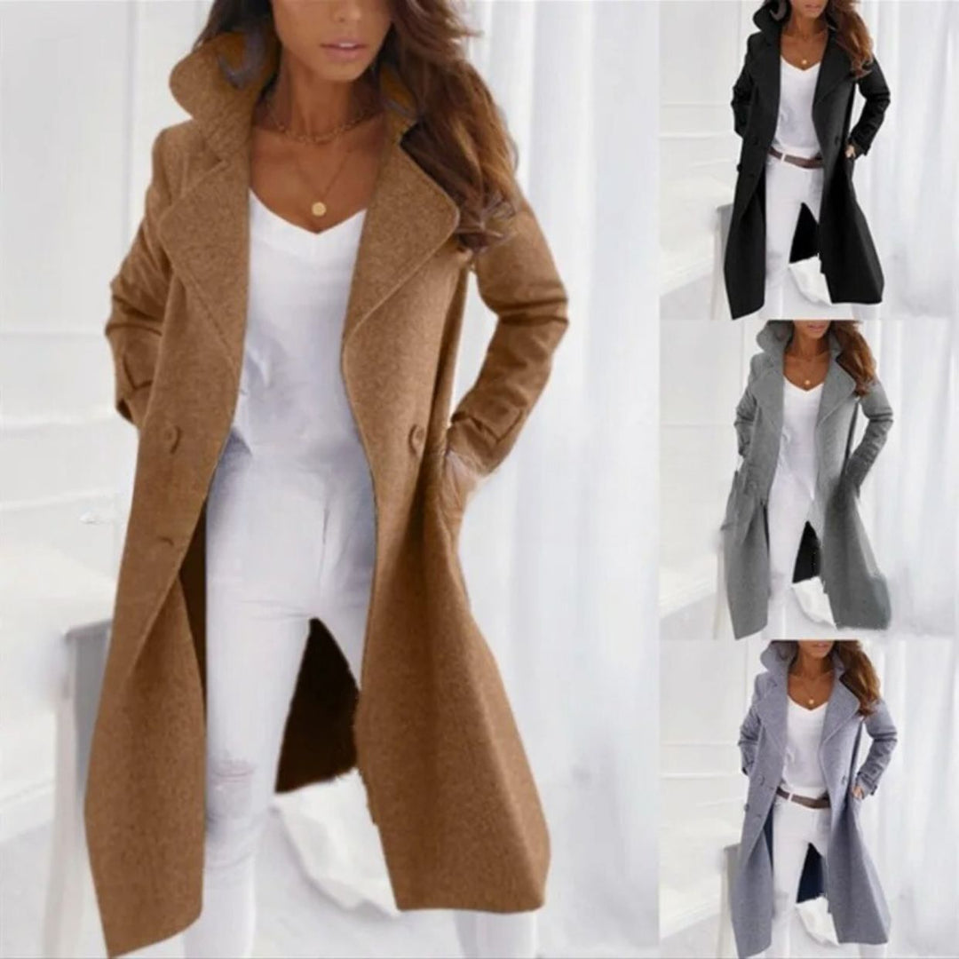 Cappotto lungo nero da donna, un classico elegante per la moda invernale, con colletto rovesciato.