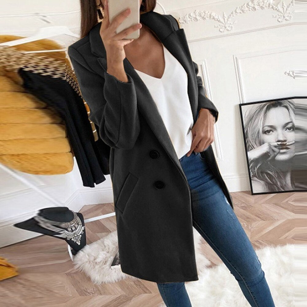 Cappotto donna elegante per l'inverno, stile classico, moda femminile e chic.