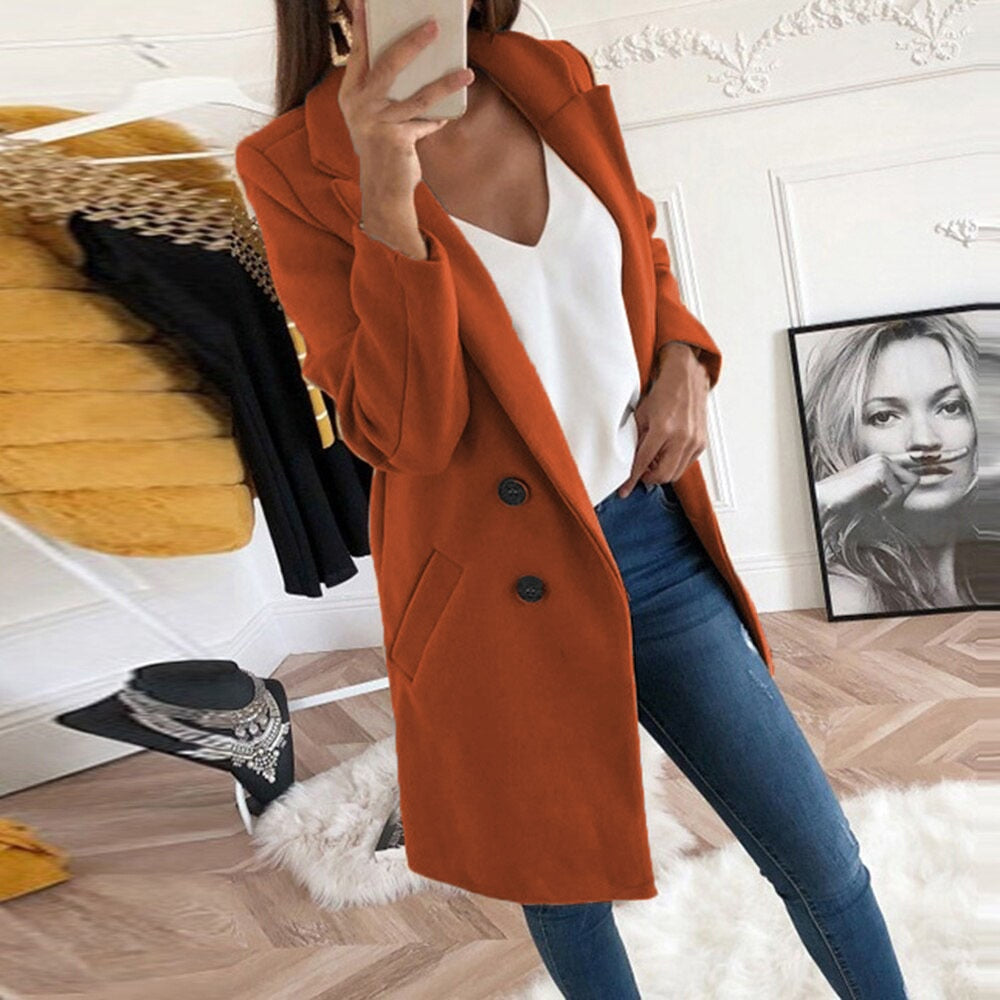 Caldo cappotto lungo donna per l'inverno, un capospalla classico e confortevole.