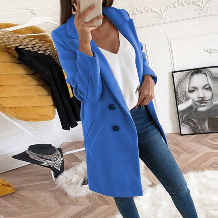 Versatile cappotto classico lungo da donna, perfetto per ogni outfit invernale elegante.