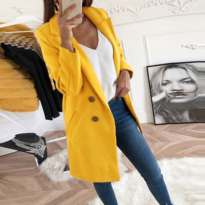 Elegante cappotto invernale lungo da donna, perfetto per un look sofisticato e caldo.