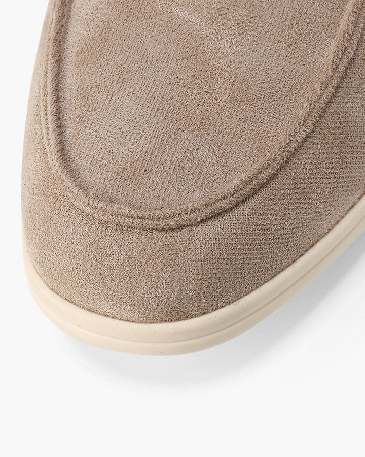 Mocassini da uomo con cuciture decorative, stile slip-on. Scarpe eleganti e comode per moda uomo.