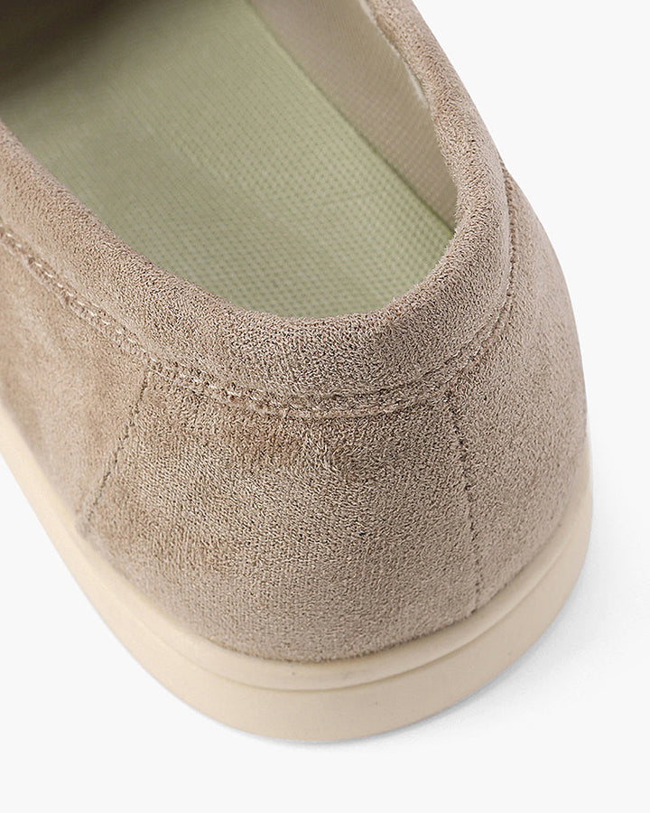 Slip-on uomo: mocassini versatili con cuciture. Calzature comode per outfit casual ed eleganti.