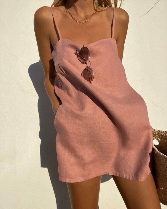 Mini abito estivo casual da donna, vestito leggero e comodo, ideale per vacanze e look estivi di tendenza.