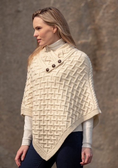 Morbido maglione poncho donna, caldo e versatile. Perfetto per abbigliamento autunnale/invernale elegante e comodo.