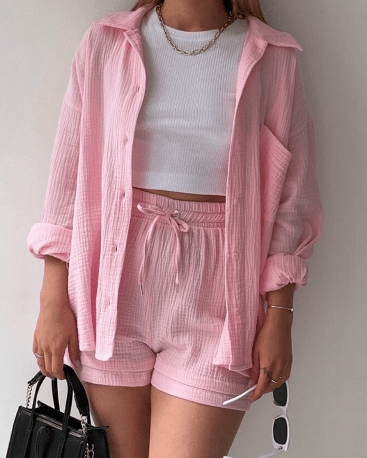 Completo donna estivo due pezzi. Tessuto leggero e fresco, ideale per un outfit raffinato e confortevole in estate.