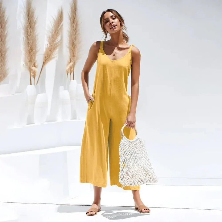 Tuta donna gialla midi estiva, senza maniche e scollo a V. Abbigliamento moda donna casual elegante per l'estate.