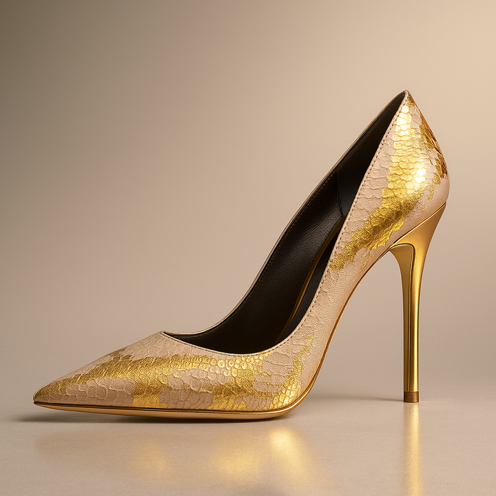 Scarpe décolleté donna sofisticate, tacco dorato scultoreo. Calzature eleganti con punta sfilata per eventi moda.