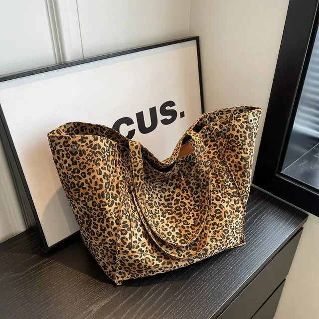Borsa a spalla donna in stile animalier, stampa leopardata nei toni marrone, beige e nero, accessorio moda chic.