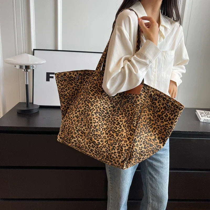 Accessorio moda: borsa tote donna con fantasia animalier, stampa leopardata marrone, beige e nero, versatile.