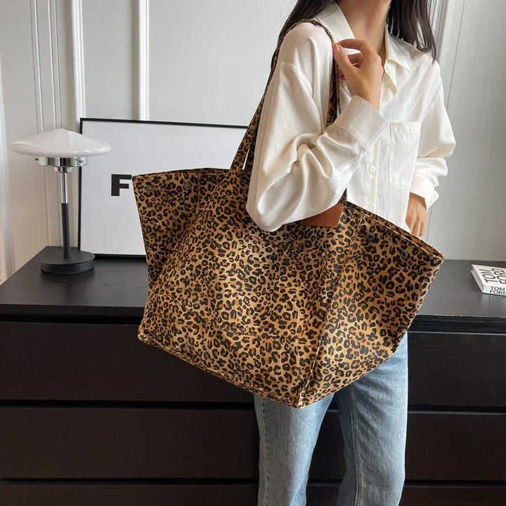 Accessorio moda: borsa tote donna con fantasia animalier, stampa leopardata marrone, beige e nero, versatile.