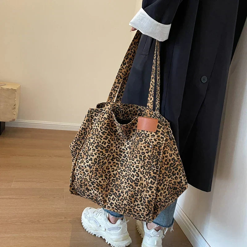 Elegante borsa tote donna con vivace stampa leopardata, ideale come borsa a spalla per ogni occasione.