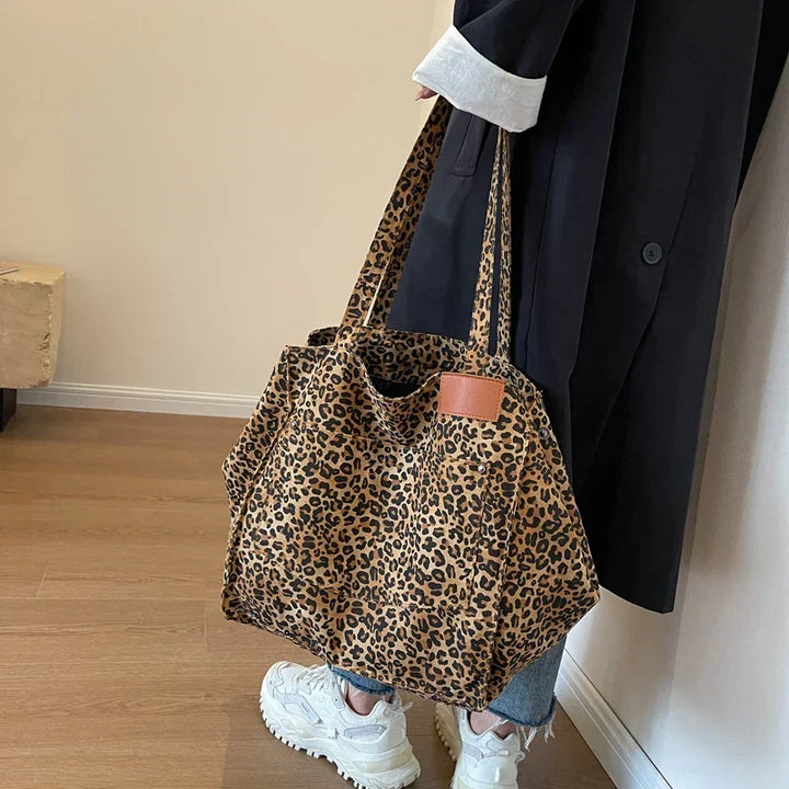 Elegante borsa tote donna con vivace stampa leopardata, ideale come borsa a spalla per ogni occasione.