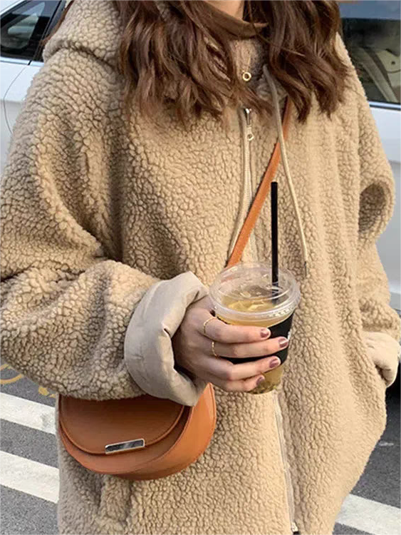 Parka donna caldo e comodo con cappuccio, oversize. Abbigliamento invernale elegante per uno stile casual.