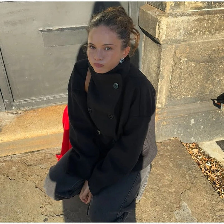 Cappotto invernale donna versatile, ideale per outfit casual o formali. Un capo spalla elegante e caldo.