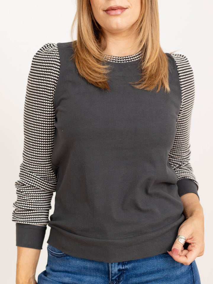 Maglia donna a maniche a palloncino grigia, scollo tondo. Abbigliamento casual chic, moda femminile per ogni giorno.