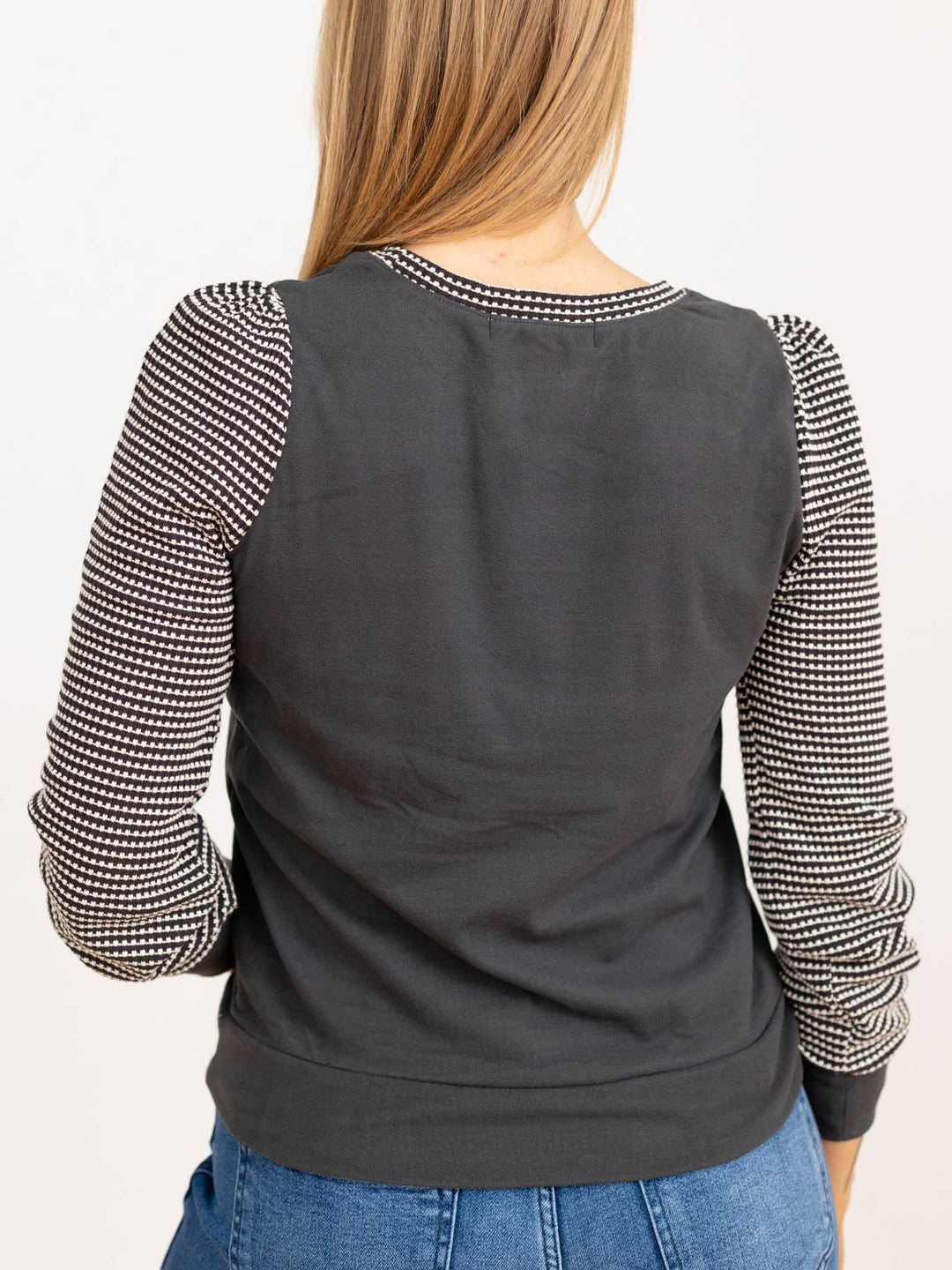 Maglia donna marrone con maniche a palloncino. Scollo tondo, ideale per un look quotidiano elegante o casual.