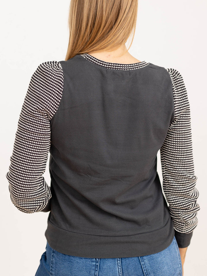 Maglia donna marrone con maniche a palloncino. Scollo tondo, ideale per un look quotidiano elegante o casual.