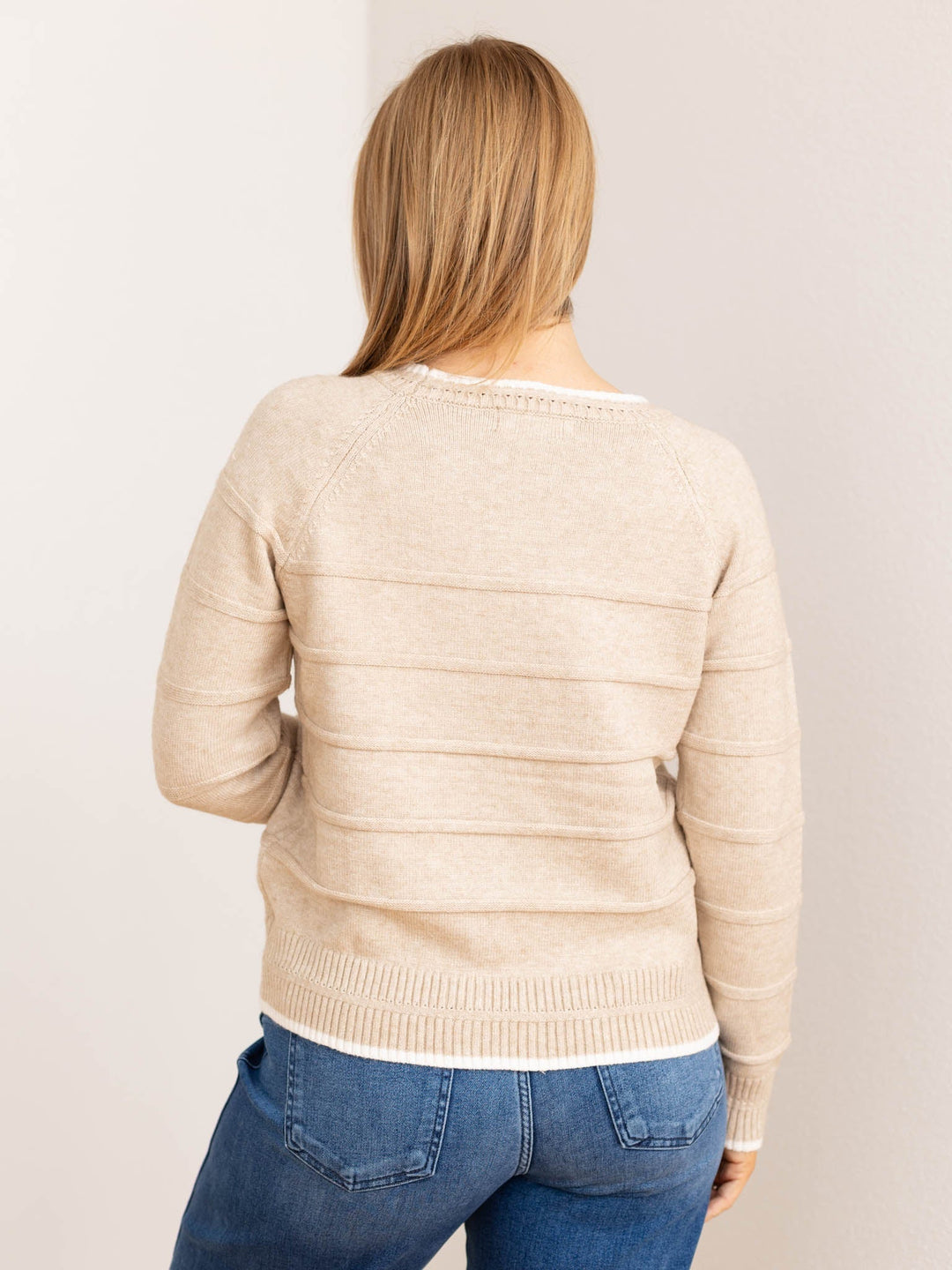 Maglione donna girocollo a righe crema. Stile essenziale e casual, perfetto per abbigliamento versatile autunnale.