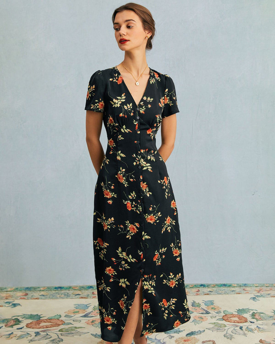 Elegante abito donna maxi floreale nero, scollo a V, maniche corte. Perfetto per serate e cerimonie estive.