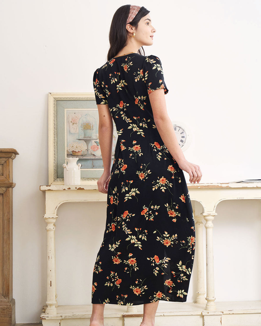 Abito estivo floreale nero per donna, taglio maxi, maniche corte e scollo a V. Comodo e chic.