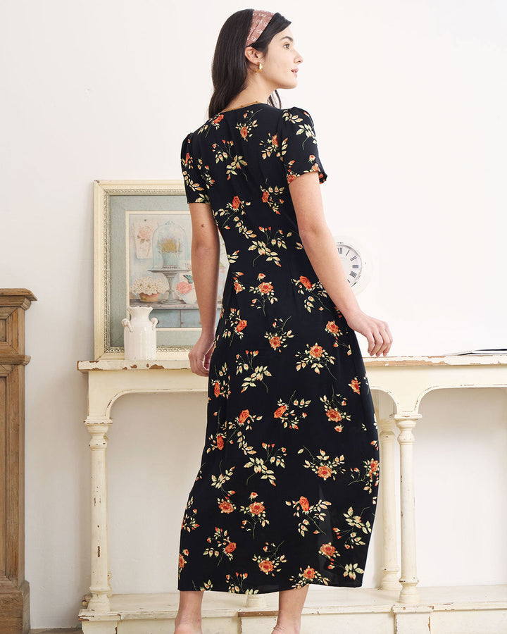 Abito estivo floreale nero per donna, taglio maxi, maniche corte e scollo a V. Comodo e chic.