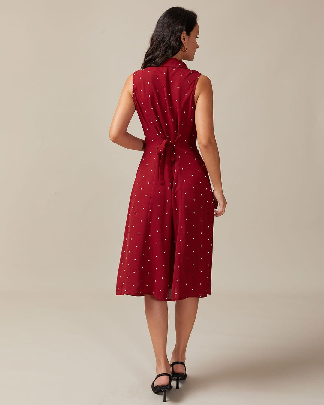 Abito estivo midi donna senza maniche, rosso con pois bianchi, scollo a V. Look fresco ed elegante per l'estate.