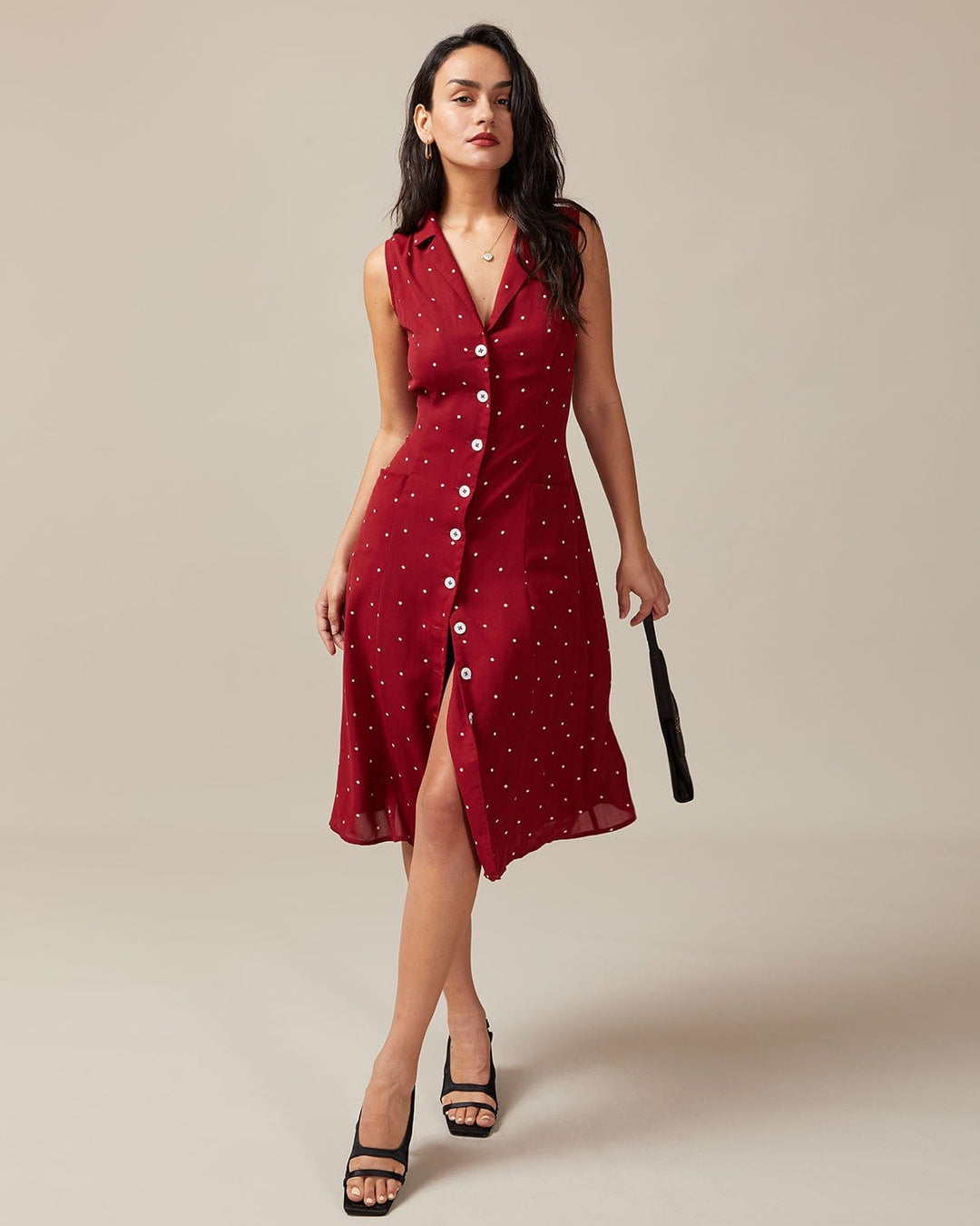 Vestito estivo midi donna rosso con pois bianchi, scollo a V, senza maniche, linea ad A. Per un look chic.
