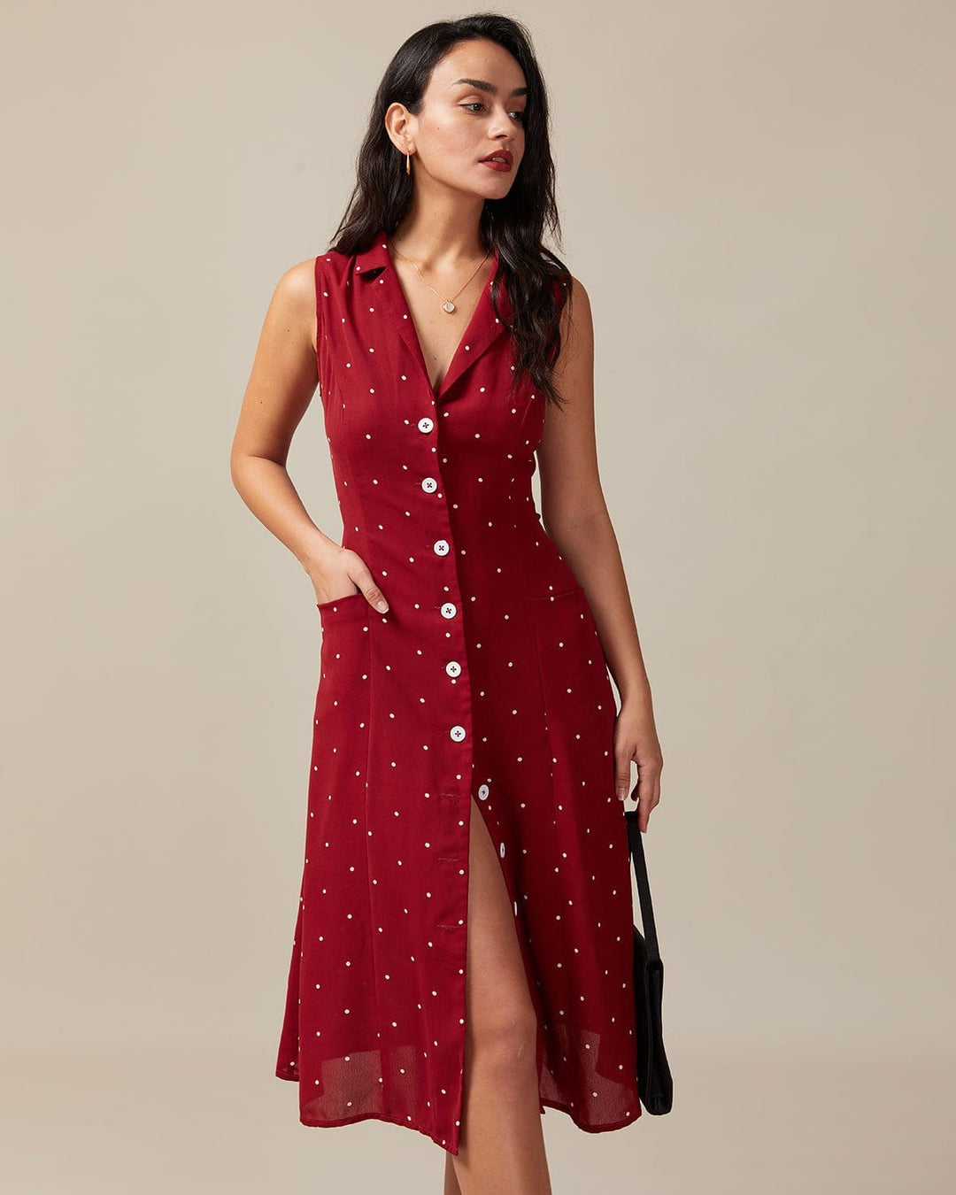 Abito midi estivo donna elegante rosso a pois, scollo a V. Perfetto per look da giorno o serate estive.