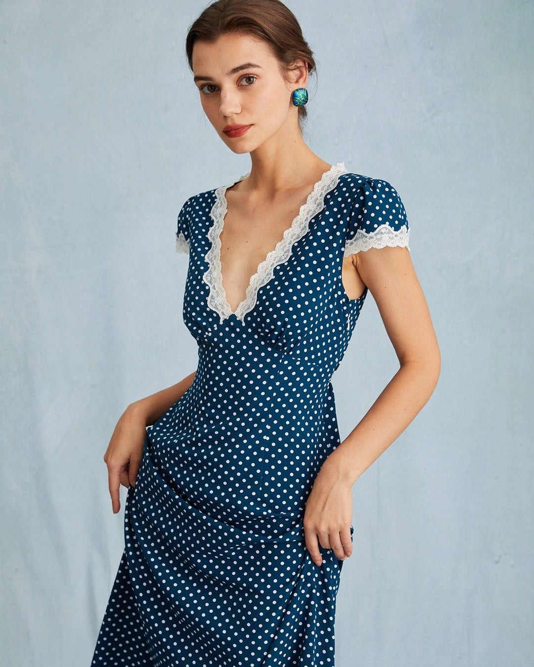 Abito da sera maxi per donna, colore blu navy, fantasia a pois, elegante con profondo scollo a V.