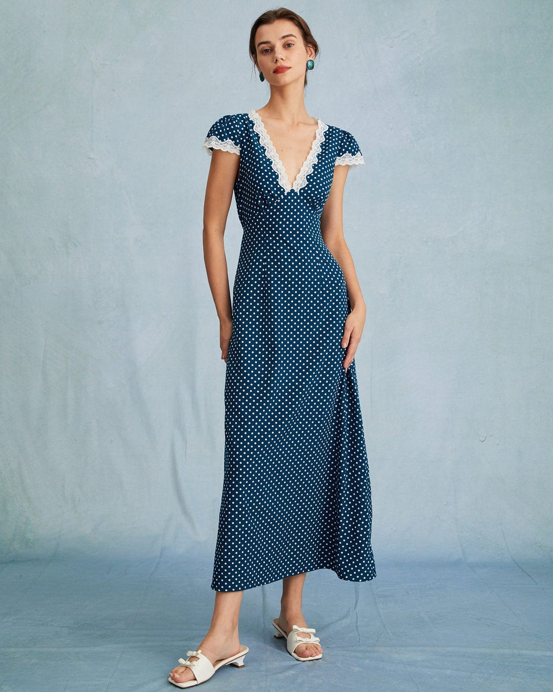Abito maxi donna blu navy con profondo scollo a V e motivo a pois bianchi, vestito elegante serale.