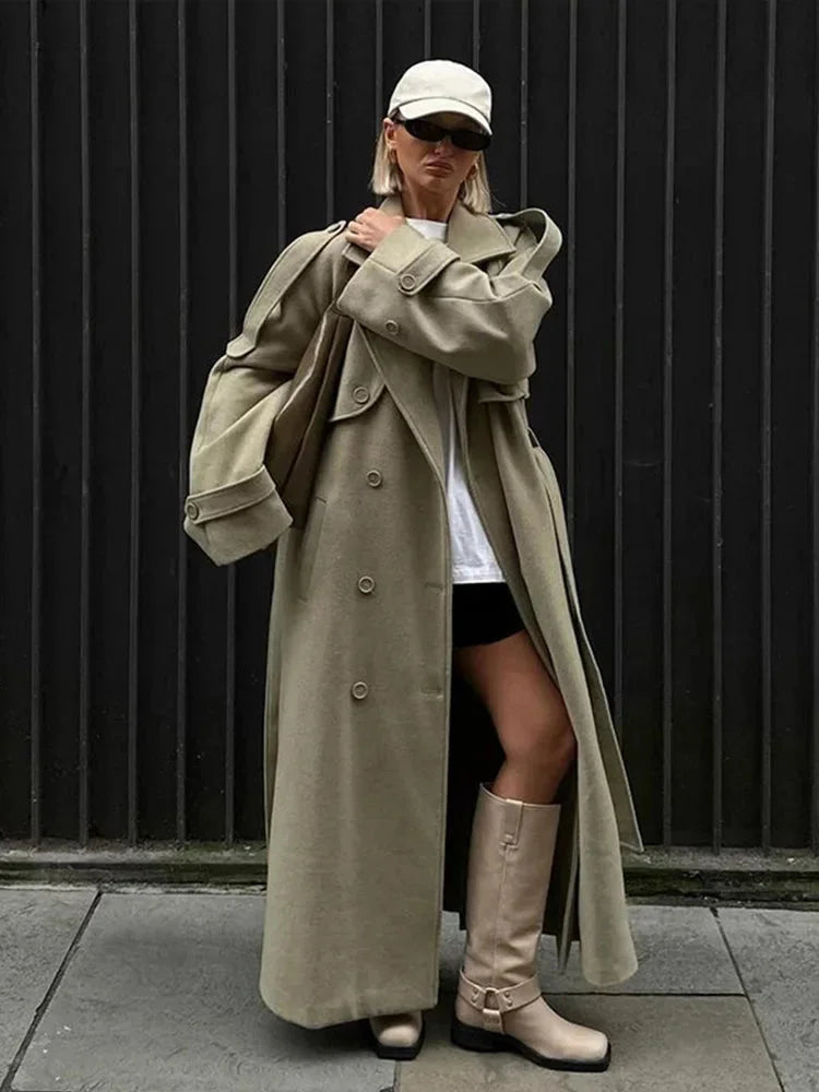 Trench lungo oversize da donna verde oliva, con revers ampi, perfetto capospalla primaverile o autunnale.