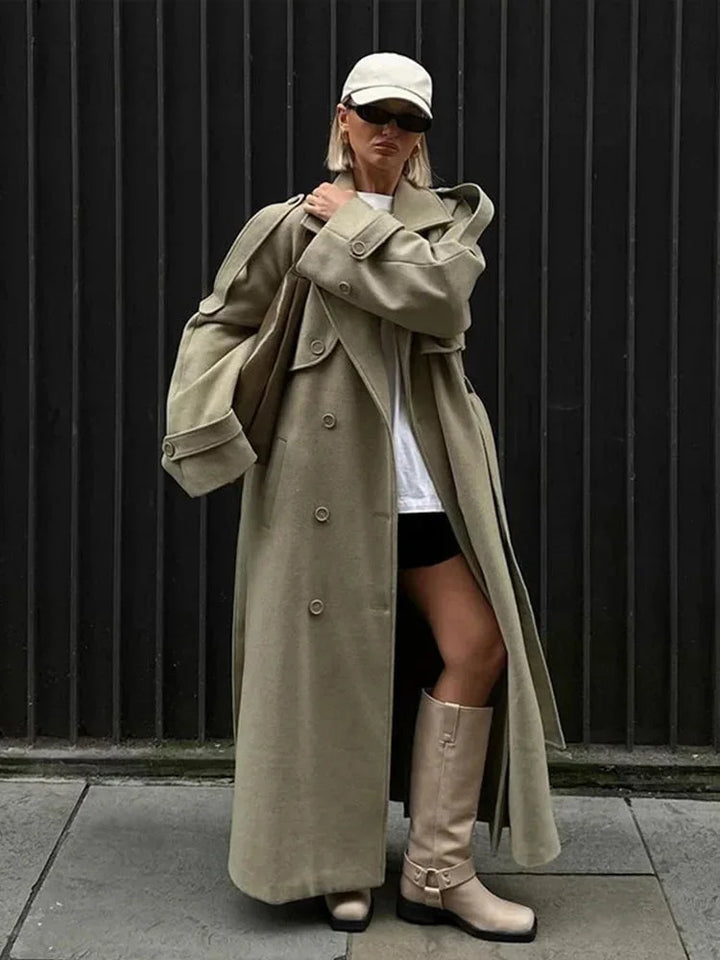 Trench lungo oversize da donna verde oliva, con revers ampi, perfetto capospalla primaverile o autunnale.
