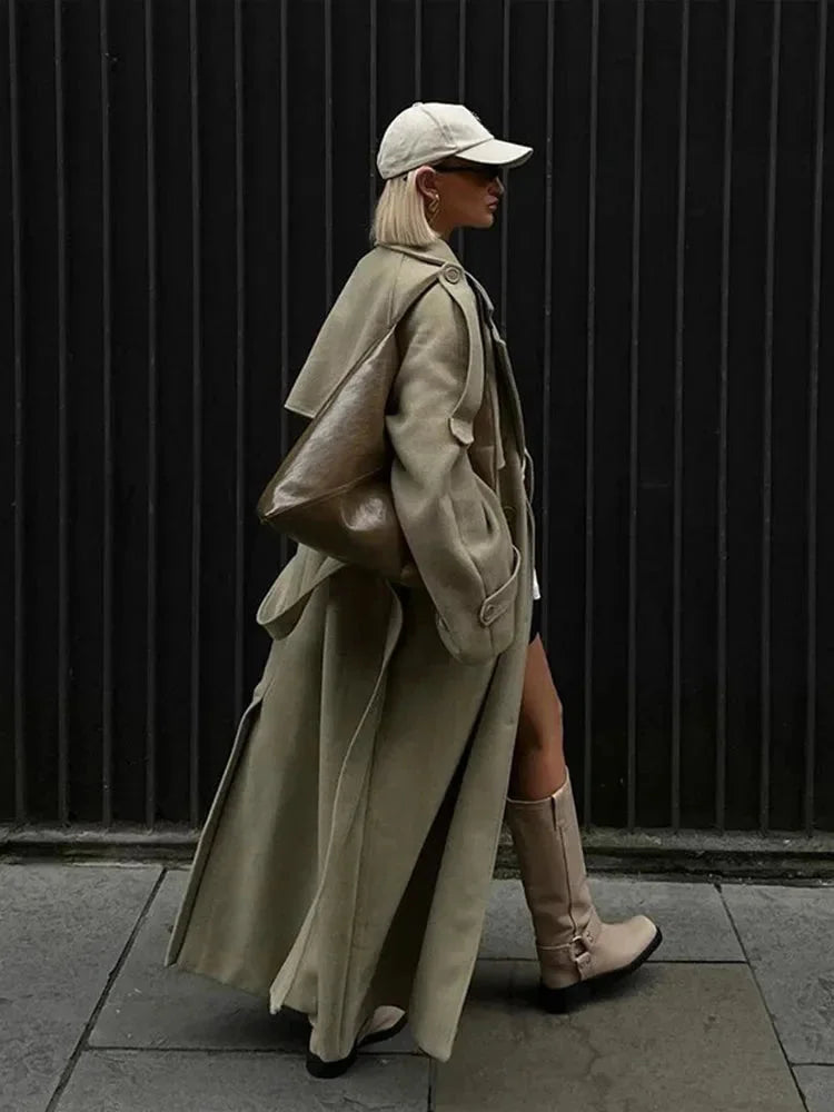 Trench donna oversize lungo con ampi revers, ideale per un look elegante e contemporaneo in autunno/primavera.