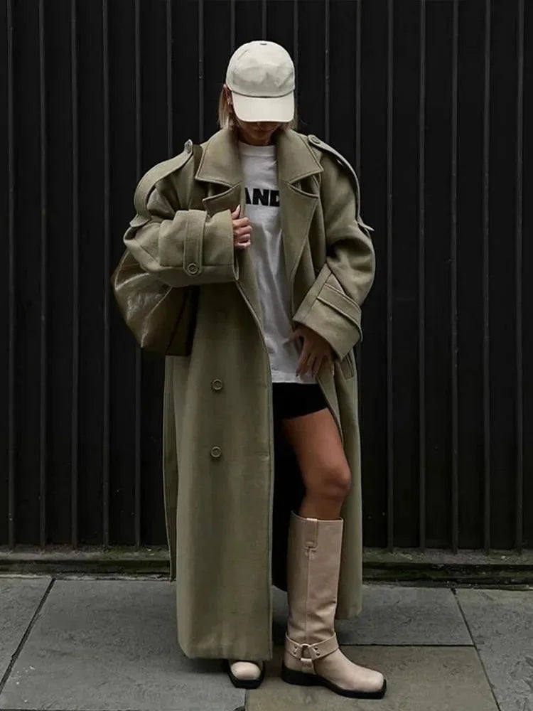 Elegante trench donna oversize bordeaux con ampi revers, capospalla alla moda per autunno e primavera.