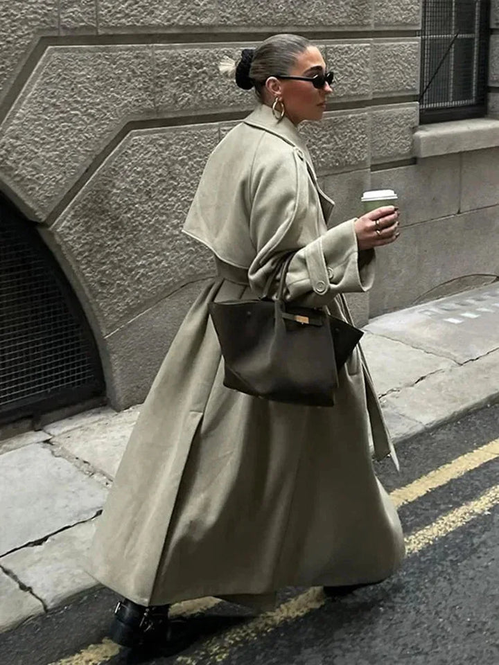Trench donna oversize lungo con ampi revers, stile contemporaneo ed elegante per ogni occasione.