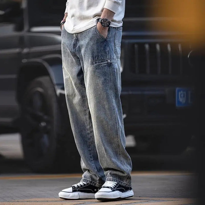 Pantaloni jeans uomo relaxed fit, colore versatile. Perfetti per outfit casual e abbigliamento maschile quotidiano.